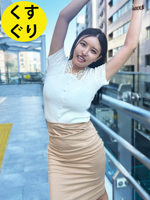 街角でスレンダーなお姉さんがくすぐり責めに戸惑いながら反応するシーン