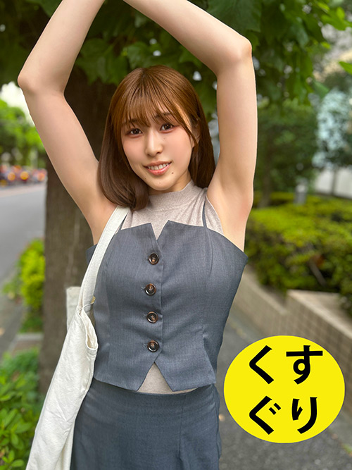 街角で美女がくすぐり責めに笑い悶えるセクシーシーン