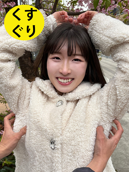 街角でくすぐり責めに笑い崩れるぱっつん前髪のももなちゃん